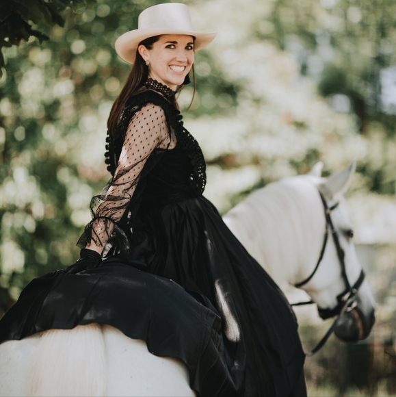 Meet your Posher, Emily - Picture 1 of 4